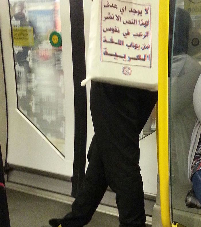 A urcat în metrou cu o geantă imprimată cu un text în arabă. Traducerea mesajului, neaşteptată!