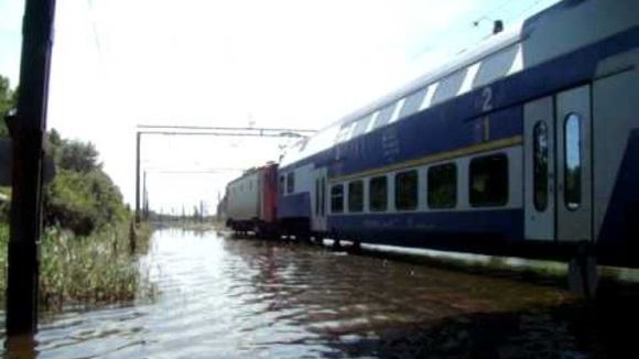 Întârzieri de ŞASE ORE ale trenurilor, în Gara de Nord. Viiturile au blocat traficul feroviar