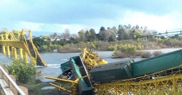 Un tren cu produse chimice s-a prăbușit într-un râu din Chile 