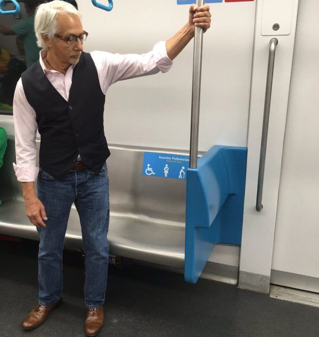 Călătorii din metrou, șocați. Ce a făcut un bătrân în fața tuturor. Pozele cu el fac furori