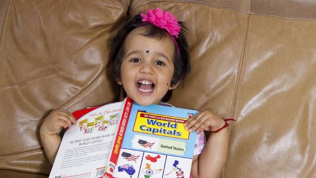 Geniu la doi ani: o fetiţă îi întrece pe cei mai mulţi adulţi. Ce ştie copilul