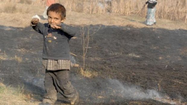 UIMITOR! Ce decizie au luat autorităţiile în cazul celor 3 copii părăsiţi în casă de părinţi