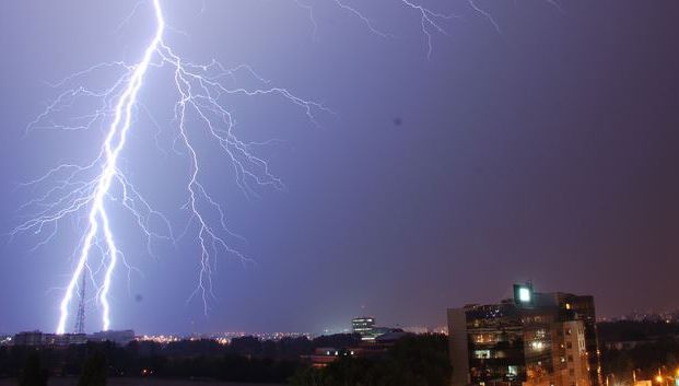 PROGNOZA METEO 19 august. Vreme schimbătoare, cu ploi, tunete şi fulgere