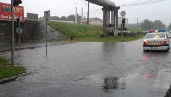 Trei spitale inundate, la Timişoara, de ploaia torenţială. Inundaţii şi circulaţia blocată în oraş