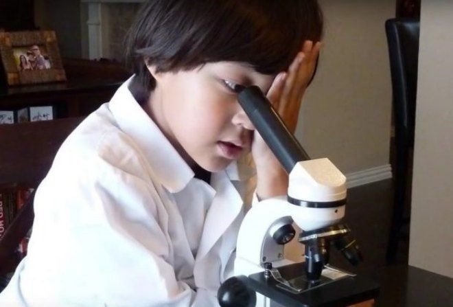 La vârsta de 2 ani citea cărți în engleză și coreeană, la 12 ani a fost admis la o mare universitate