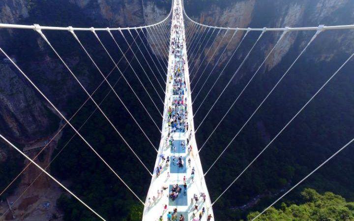 "Nu te uita în jos!" A fost redeschis cel mai lung pod de sticlă din lume