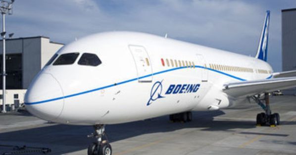 V-aţi întrebat vreodată de ce avioanele sunt vopsite numai în alb? Iată răspunsul!