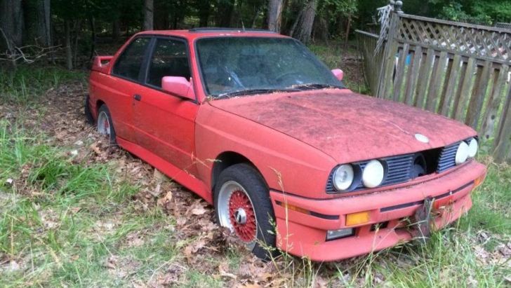 A descoperit un BMW, ediţie rară, părăsit într-o pădure. Tânărul, uluit de ce a găsit în portbagaj