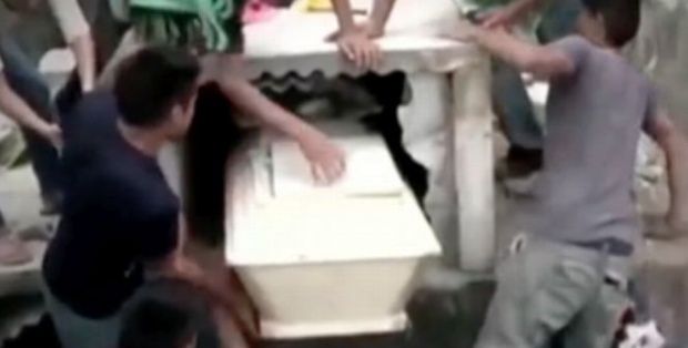 Şi-a îngropat iubita, dar a doua zi a auzit zgomote din mormânt şi au dezgropat-o. Ce au găsit