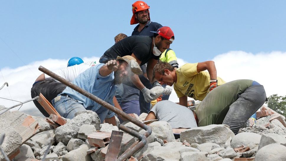 INCREDIBIL! A fost găsit un supravieţuitor al cutremurului din Italia după 9 zile!