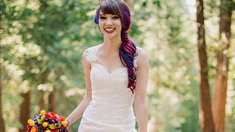 Pare o rochie de mireasă banală. Cum arată tânăra de la mijloc în jos. I-a făcut să plângă