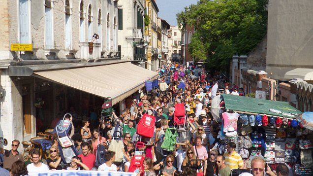 PROTEST. Venețienii își cer orașul înapoi. 34 de milioane de turiști pe an sunt prea mulți!