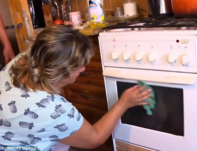  Minune: ce a apărut pe uşa unui cuptor din Slovacia. "Ştergeam şi ştergeam şi nu dispărea deloc"