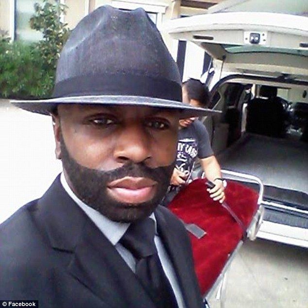 Un șef de pompe funebre obișnuia să-și facă un selfie la fiecare înmormântare. Ce a pățit într-o zi