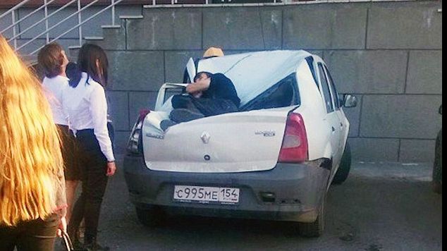 Un tânăr din Rusia a căzut de la etajul 23 pe un Logan. E incredibil ce s-a întâmplat