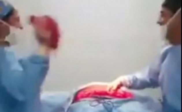 Filmarea care a revoltat Internetul: ce fac un medic și o asistentă în timpul unei operații