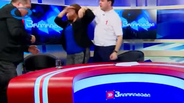Bătaie în direct la TV: doi politicieni şi-au împărţit pumni. Prezentatoarea, prinsă la mijloc