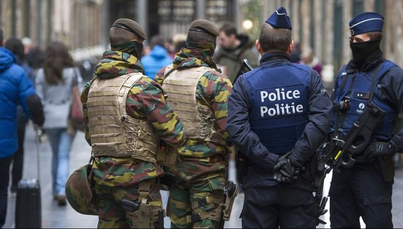 Panică la Bruxelles: Doi polițiști au fost atacați cu un cuțit de un bărbat