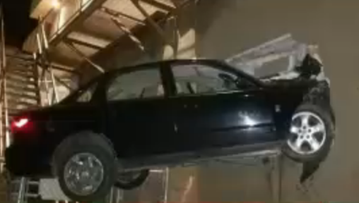 Cel mai prost şofer din toate timpurile. Unde şi-a parcat maşina. Imagini fabuloase!