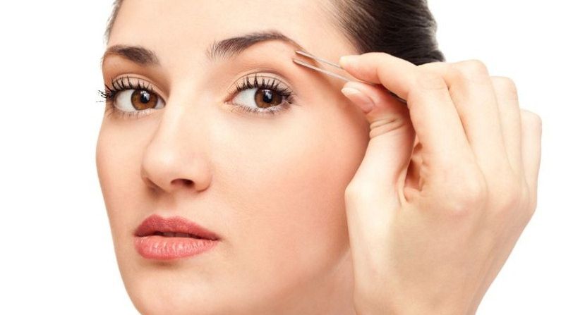 Greşeala uriaşă pe care toată lumea o face când se pensează. Aşa îţi distrugi sprâncenele!