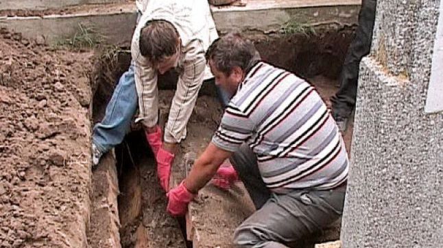 De ce se dezgroapă morții la 7 ani? Explicaţia incredibilă