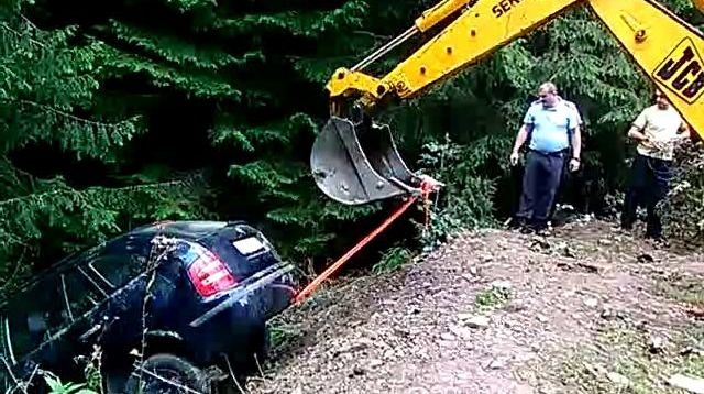 Accident bizar în Dâmboviţa! Patru turişti au căzut cu maşina într-o râpă de zece metri 