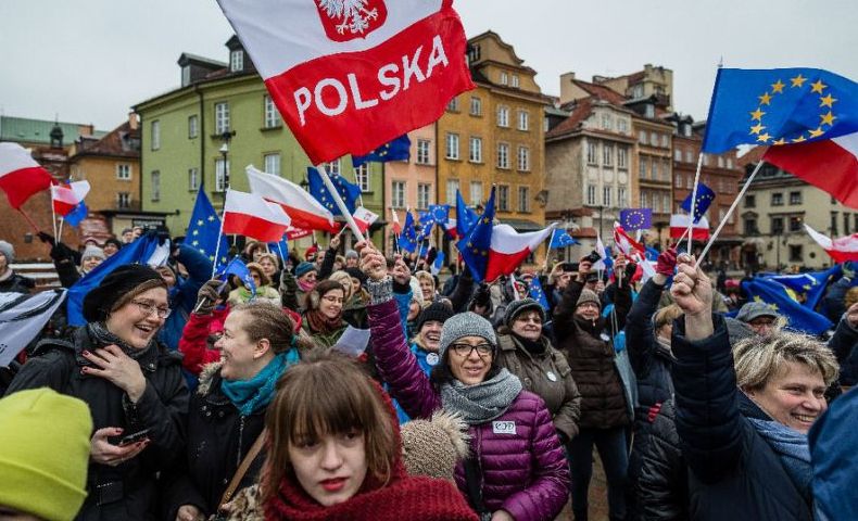 Parlamentul european pune presiune pe Polonia să rezolve criza constituțională