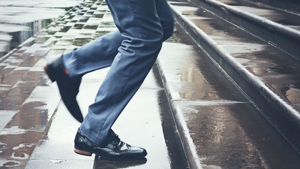 A întârziat în fiecare zi la serviciu. Cand patronul a aflat motivul, i-a dublat salariul