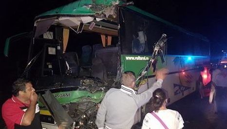COLIZIUNE VIOLENTĂ între două autobuze, în Argeş: 14 răniţi. Planul ROŞU de intervenţie, activat