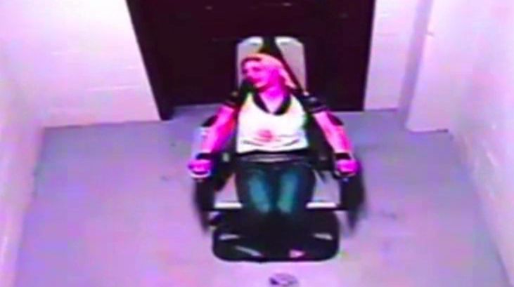 O tânără a consumat alcool singură acasă, dar a doua zi s-a trezit în închisoare. Motivul e ireal