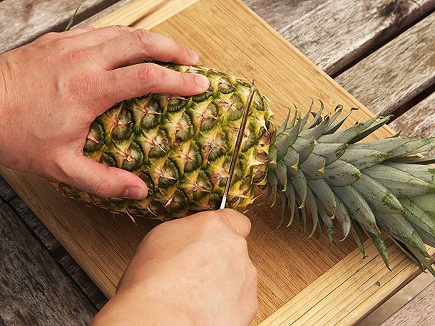 Un bătrân a tăiat frunzele unui ananas și le-a pus într-o farfurie. Puțin mai târziu? Surpriză