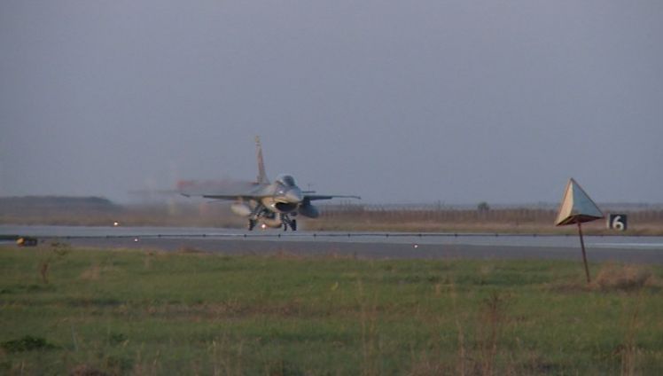 Aterizarea avioanelor F-16 românești la Fetești. Imagini spectaculoase