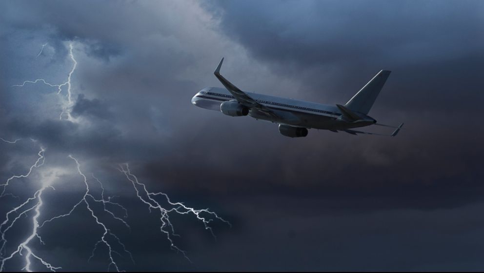 Acest avion a reuşit să treacă printr-o furtună violentă, însă ce a urmat este pur şi simplu TRAGIC