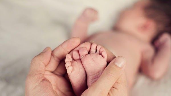 Au dus copilul la vindecător, dar au înlemnit când au văzut ce i-a apărut pe corp "după tratament"