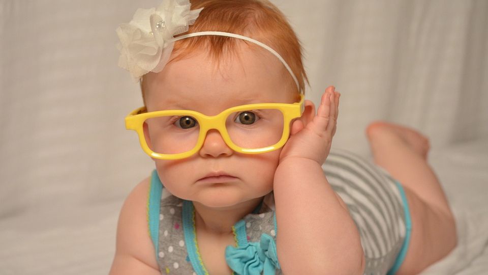 Şapte semne că trebuie să-ţi duci copilul la oftalmolog. Nu le ignora!