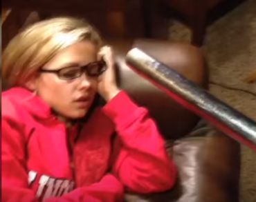 Prietenul i-a făcut o glumă. Ce a păţit blonda din imagine 