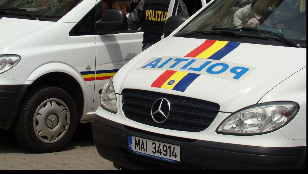 Polițist din Brăila, fotografiat în timp ce spăla mașina directorului! O anchetă a fost declanșată