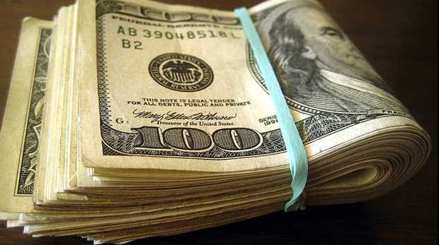 A găsit 9.000 de dolari uitați într-un mall din Arad! Ce a făcut cu ei a uimit pe toată lumea