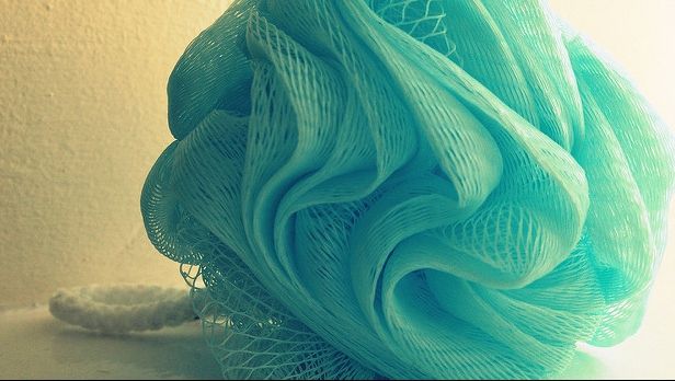 Foloseşte un astfel de burete de baie? Încetează să mai faci asta! Motivul este revoltător