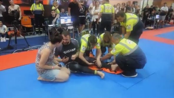 Cum îşi cere iubita în căsătorie un luptător de arte marţiale - toţi au încremenit!