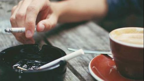 E mai grav decât crezi. Ce se întâmplă, de fapt, dacă fumezi și bei cafea pe stomacul gol