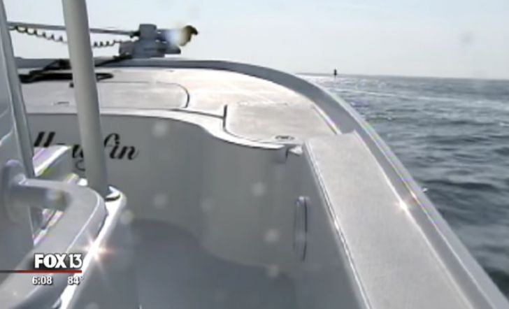 Şi-a făcut o poză în barcă, pe mare. Când a văzut ce era în spatele ei, a îngheţat!