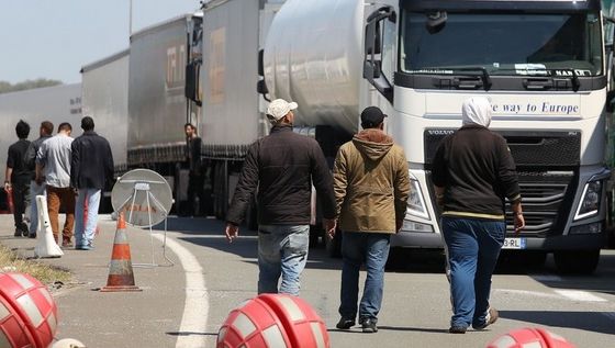 Camioane franceze au blocat traficul spre Calais și au cerut închiderea taberei de imigranți 