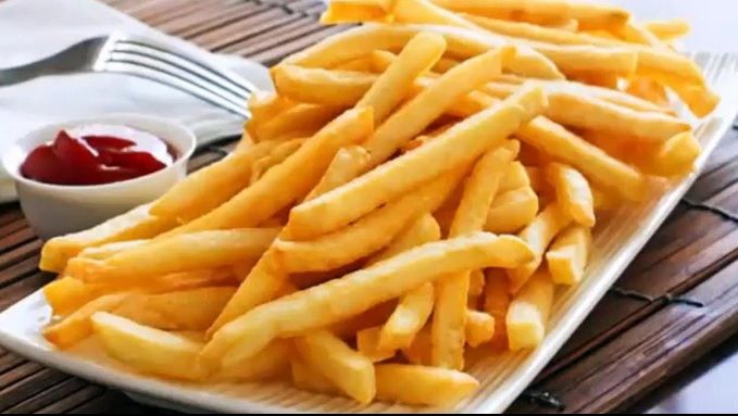 A intrat în restaurant şi a luat TREI cartofi prăjiţi din farfuria unui client. Finalul, FABULOS!