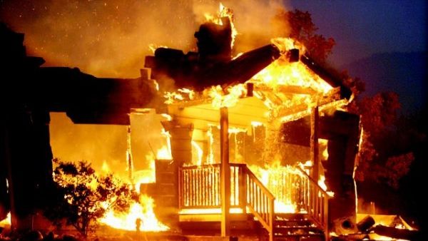 Un mare fotbalist este ţinta traficanţilor de droguri. Casa și mașinile familiei, incendiate