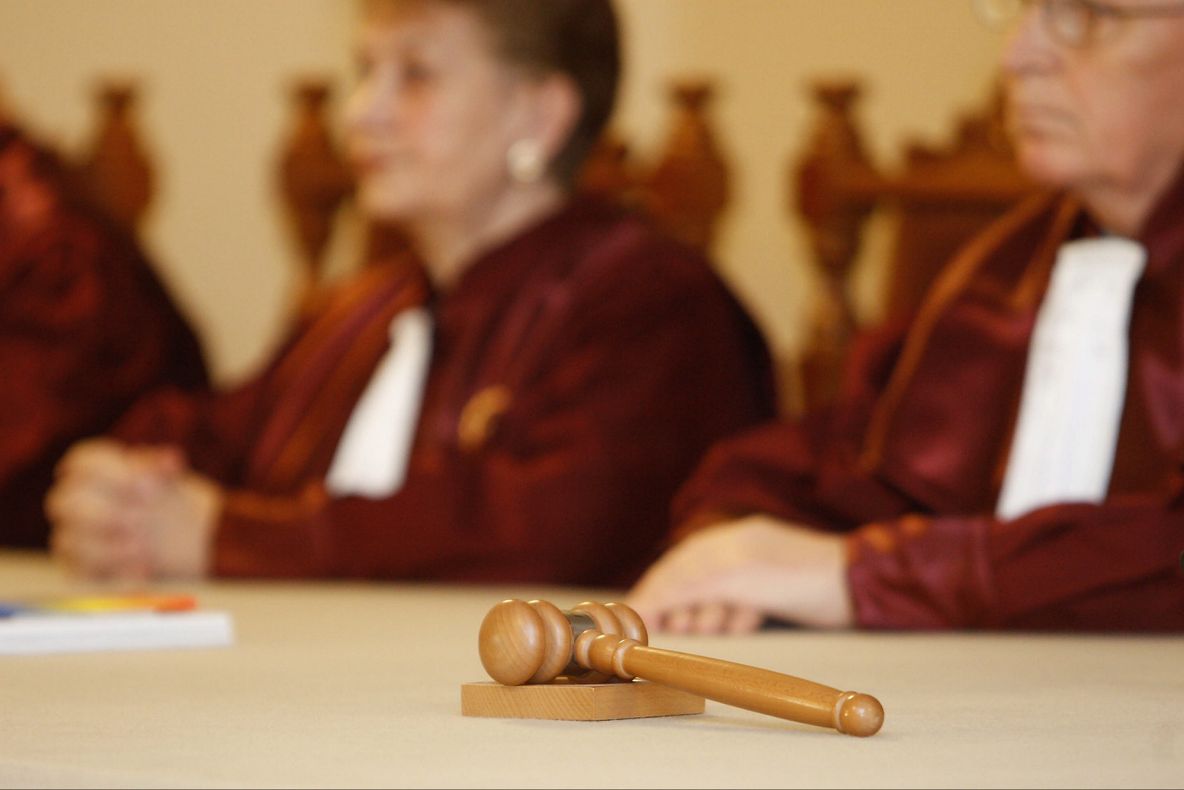 CCR: Prelungirea controlului judiciar, neconstituțională fără citarea și audierea inculpatului 