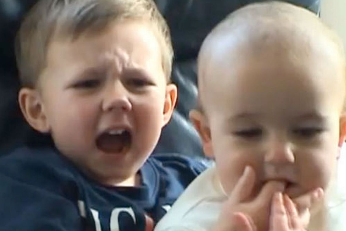 Cum arată fraţii din clipul "Charlie Bit My Finger", la 9 ani după ce au devenit celebri pe Youtube