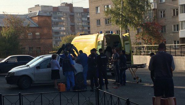 A vrut să îşi impresioneze iubita şi s-a urcat la etajul 23 al unei clădiri. Ce a urmat e miraculos!