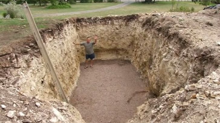 A săpat o groapă URIAŞĂ în curte. Când au văzut ce îndeasă în pământ, vecinii au încremenit!
