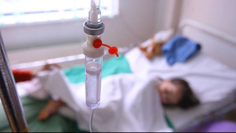 O şansă la o viaţă mai bună. Acest băieţel a fost operat pe creier şi a rămas în scaun cu rotile